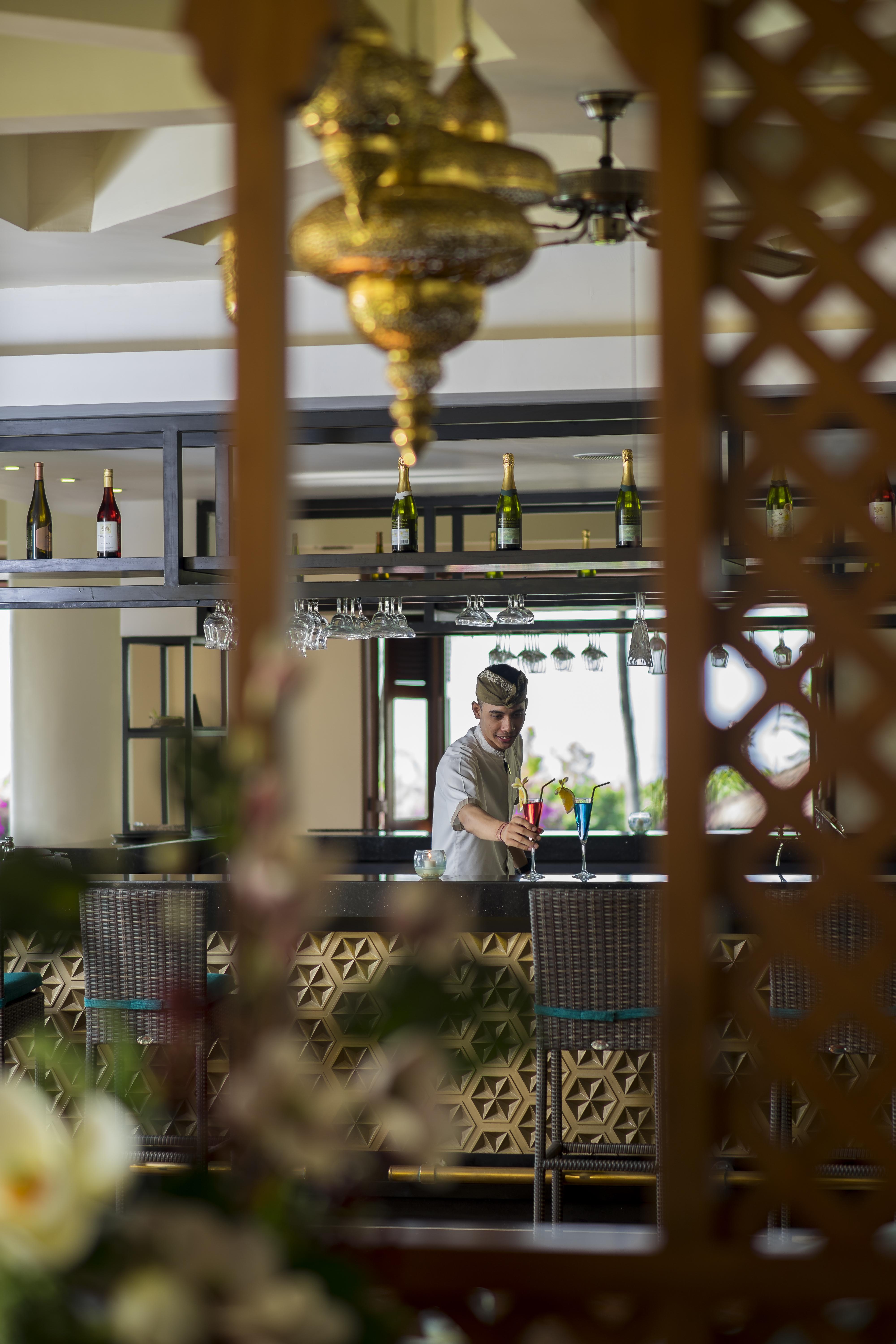 Grand Mirage Resort & Thalasso Bali Nusa Dua  Eksteriør billede A bartender at work