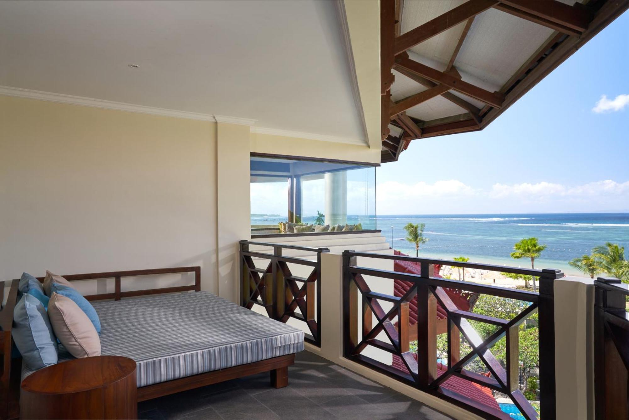 Grand Mirage Resort & Thalasso Bali Nusa Dua  Eksteriør billede A balcony at a hotel
